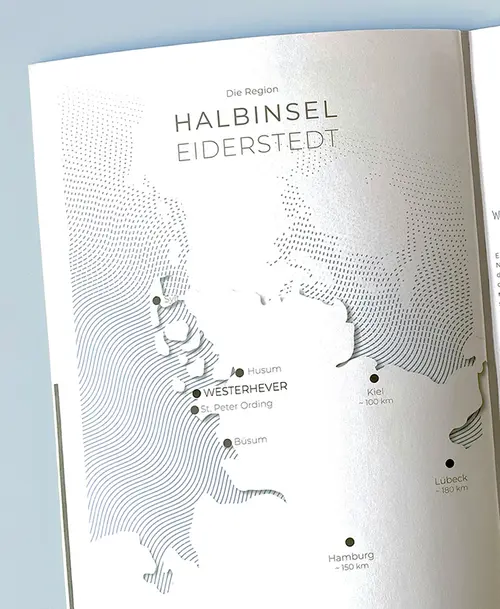 Karte der Halbinsel Eiderstedt mit eingezeichneten Orten wie Westerhever, Husum, St. Peter-Ording und Entfernungsangaben zu Städten wie Hamburg und Kiel.