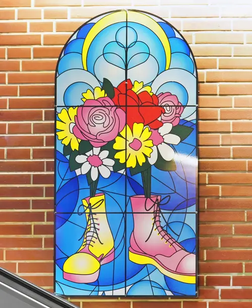 Broschüre der Marke 'beDS' mit Portrait einer entspannten Frau auf einem runden Marmortisch, arrangiert vor einem modernen Stuhl.