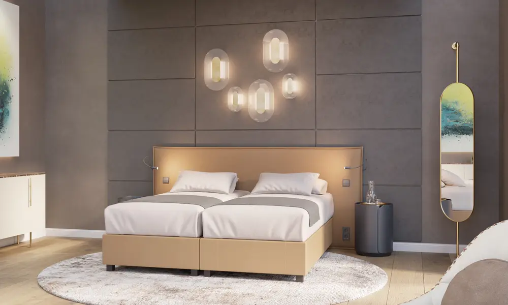 Modern eingerichtetes Schlafzimmer mit zwei Einzelbetten, stilvoller Wandbeleuchtung, rundem Teppich und minimalistischen Designelementen.