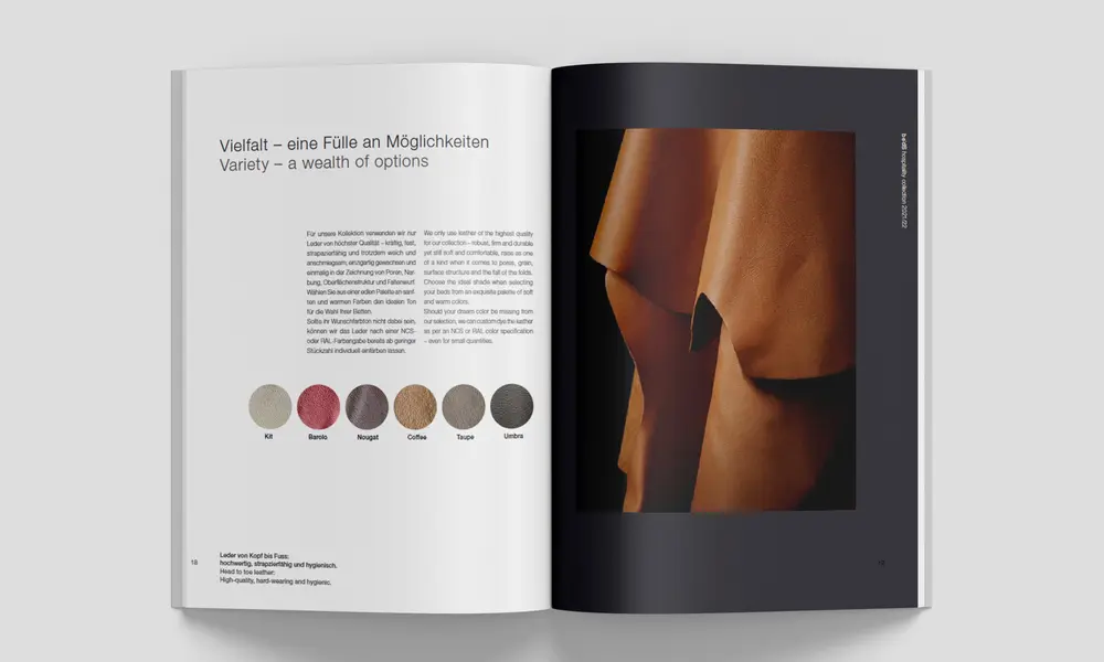Aufgeschlagene Broschüre mit Lederfarben und -texturen unter dem Titel 'Vielfalt – eine Fülle an Möglichkeiten', daneben eine Nahaufnahme von Leder.
