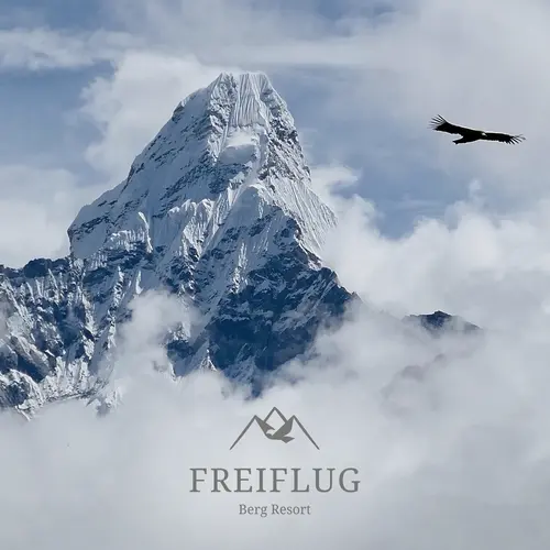 Schneebedeckter Berggipfel in den Wolken mit einem fliegenden Adler und dem Logo des 'Freiflug Berg Resort' darunter.
