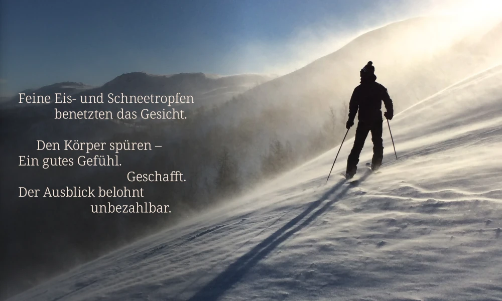Skifahrer auf einem verschneiten Berghang im Sonnenlicht, begleitet von einem Text.