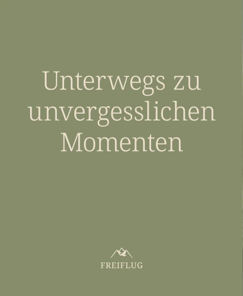Grüner Hintergrund mit dem Text 'Unterwegs zu unvergesslichen Momenten' und dem Logo des 'Freiflug Berg Resort' darunter.