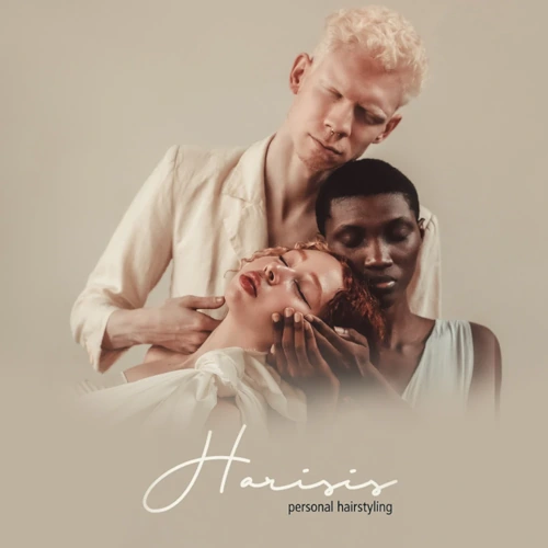 Drei stilvoll inszenierte Personen in eleganter Pose vor einem beigen Hintergrund, mit dem Schriftzug "Harisis personal hairstyling" im Vordergrund.