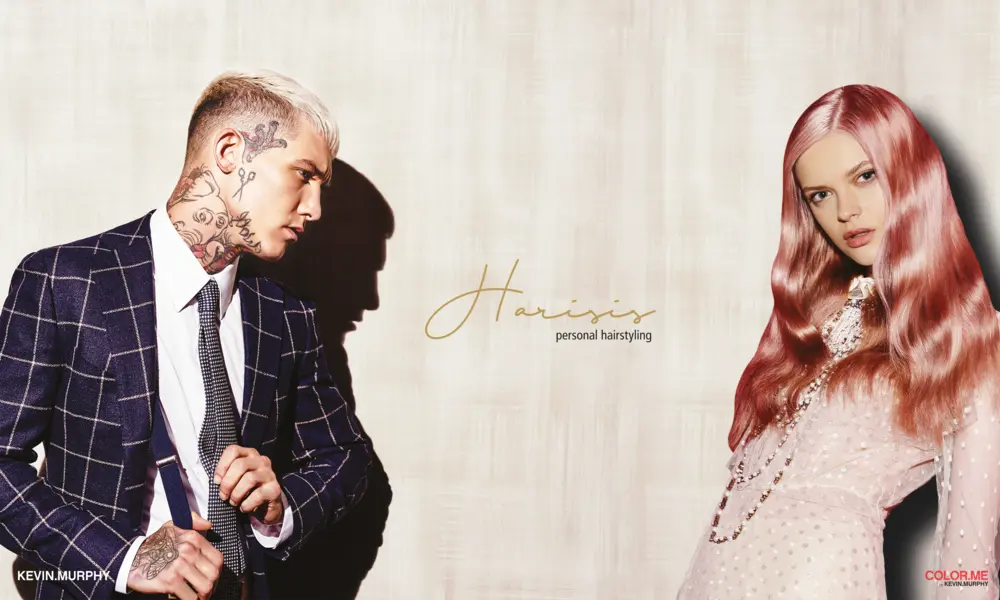 Werbemotiv für „Harisis – Personal Hairstyling“ mit einem tätowierten Mann im Anzug und einer Frau mit welligem, rosafarbenem Haar vor hellem Hintergrund.
