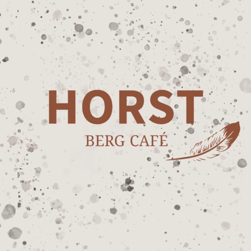 Logo des HORST Berg Café mit brauner Schrift und Feder-Illustration auf heller, gesprenkelter Oberfläche im Naturstil.