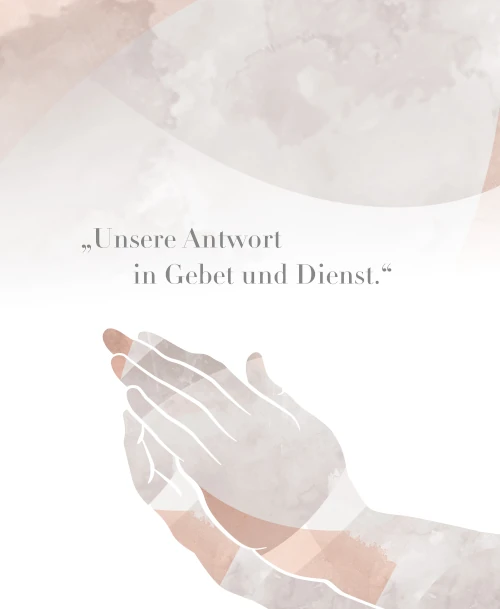 Illustration betender Hände mit dem Zitat „Unsere Antwort in Gebet und Dienst.“ auf einem dezent gemusterten Hintergrund in sanften Farbtönen.