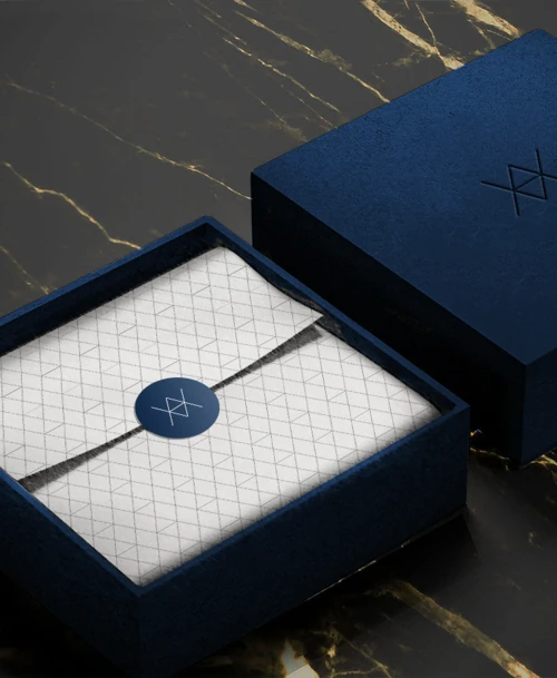 Digitales Design mit dem Logo von 'La Vie by Thomas Bühner' auf dunkelblauem Hintergrund.