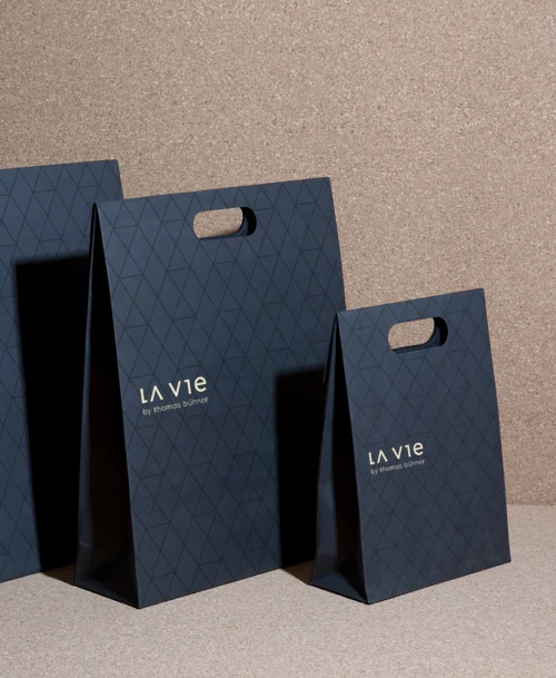 Smartphone-Display mit der Website von 'La Vie by Thomas Bühner'.