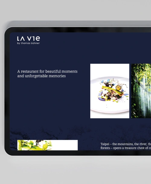 Digitales Design mit dem Logo von 'La Vie by Thomas Bühner' auf dunkelblauem Hintergrund.