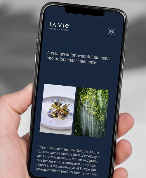 Smartphone-Display mit der Website von 'La Vie by Thomas Bühner'.