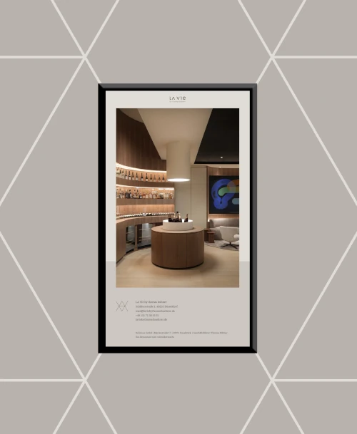 Designfoto der Bar im LA VIE by Thomas Bühner, Düsseldorf – mit roten Barhockern, Kunst an der Wand und stilvollen Leuchten.