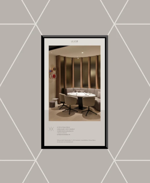 Moderne Lounge im LA VIE by Thomas Bühner mit Designmöbeln, rundem Teppich, Kunstwerk und stilvoller Holzverkleidung.