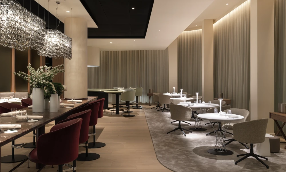 Innenraum des Restaurants LA VIE by Thomas Bühner in Düsseldorf mit elegantem Lichtdesign, gedeckten Tischen und Designerstühlen.