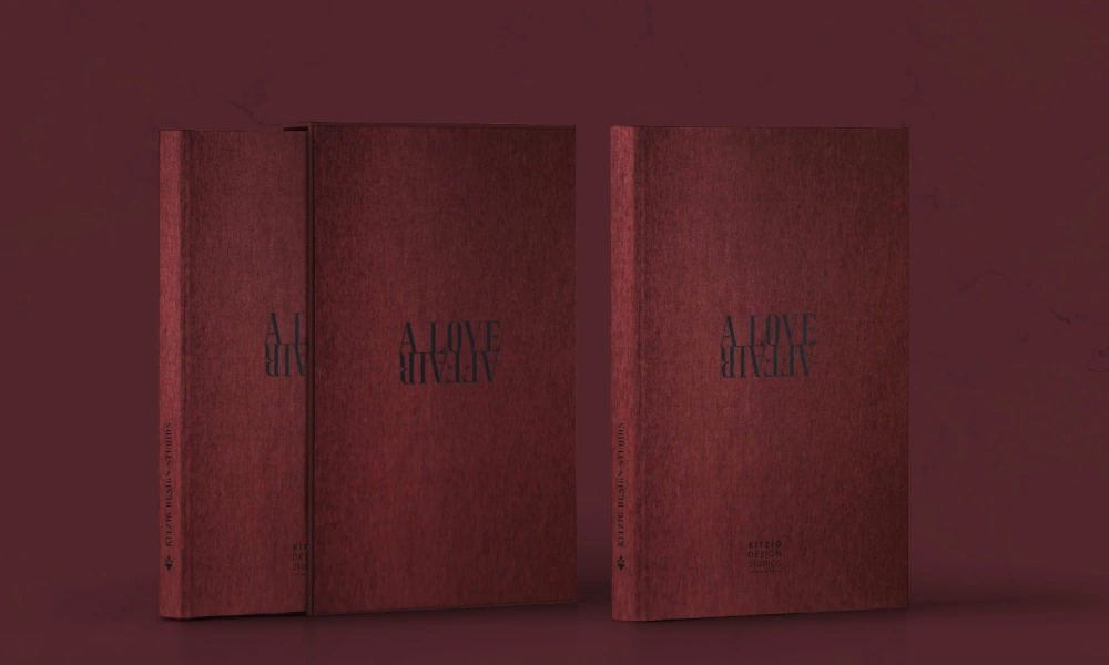 Drei rote Hardcover-Bücher mit geprägtem Titel stehen aufrecht vor einem dunkelroten Hintergrund.