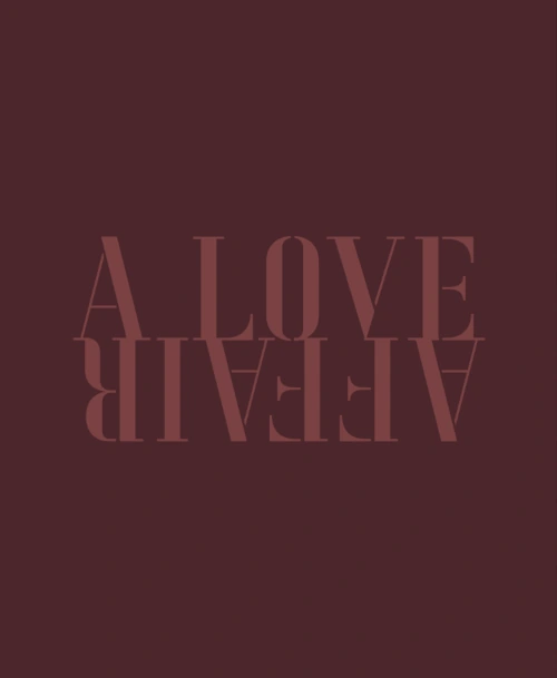 Dunkelroter Hintergrund mit dem spiegelverkehrten Schriftzug „A LOVE AFFAIR“.