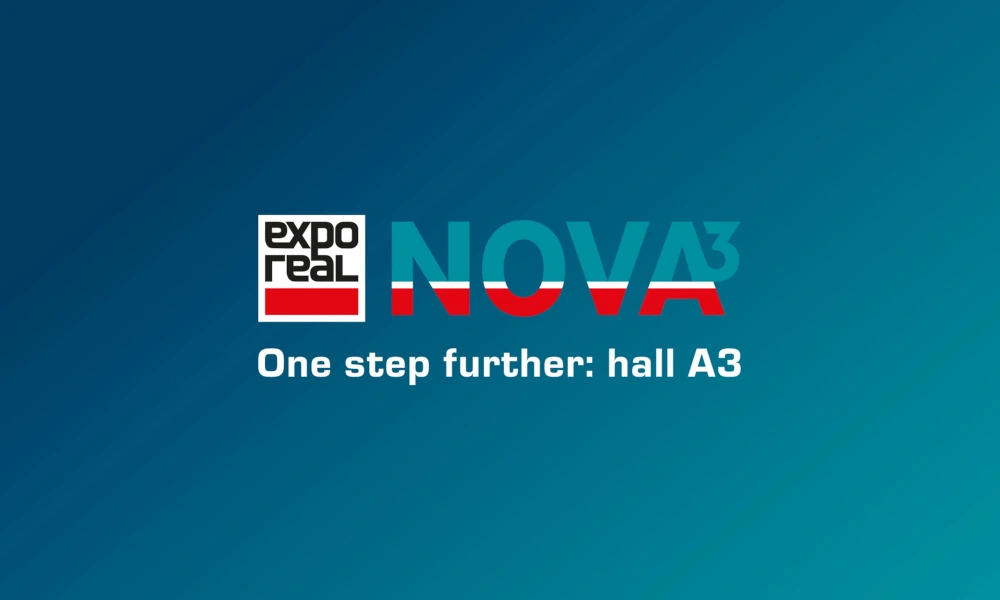 Logo und Schriftzug "expo real NOVA3" mit dem Slogan "One step further: hall A3" auf blauem Hintergrund.