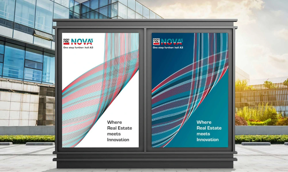 Zwei Werbeplakate für "expo real NOVA³" in einer modernen Outdoor-Werbevitrine, mit geschwungenen grafischen Linien und dem Slogan "Where Real Estate meets Innovation".