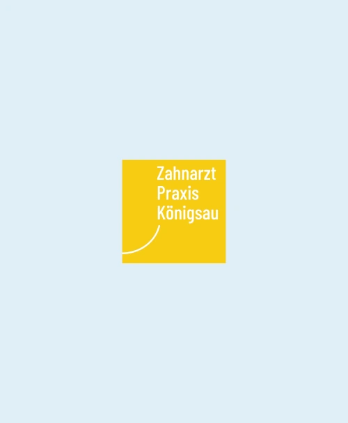 Logo der Zahnarztpraxis Königsaus in einem gelben Quadrat mit weißer Schrift auf hellblauem Hintergrund.