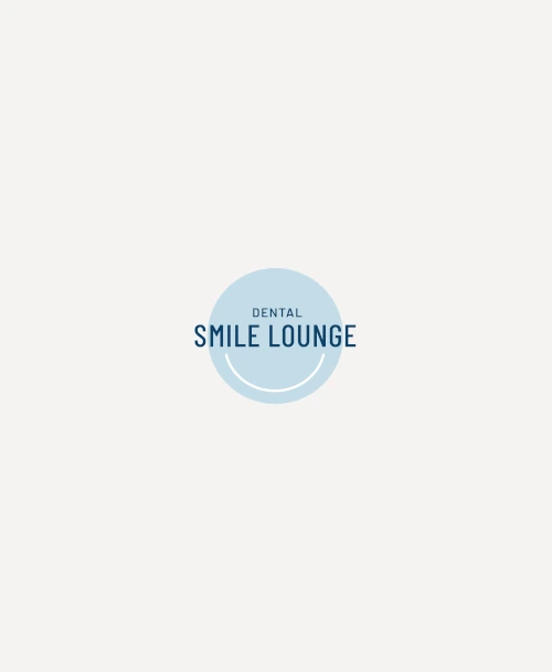 Logo der 'Dental Smile Lounge' mit blauer Schrift und stilisiertem Lächeln in einem hellblauen Kreis auf weißem Hintergrund.