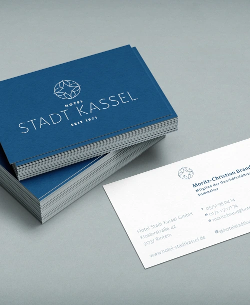 Hochwertige Visitenkarten des „Hotel Stadt Kassel“ mit elegantem Design in Blau und Weiß sowie modernem Logo.