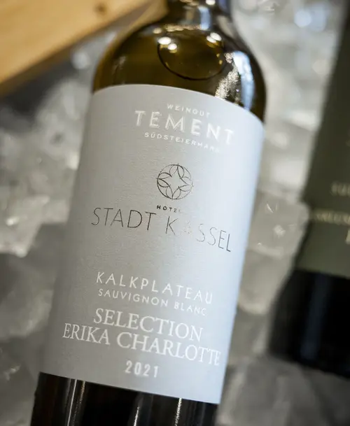 Exklusive Weinflasche „Kalkplateau Sauvignon Blanc 2021“ mit „Hotel Stadt Kassel“ Branding, gekühlt auf Eis.