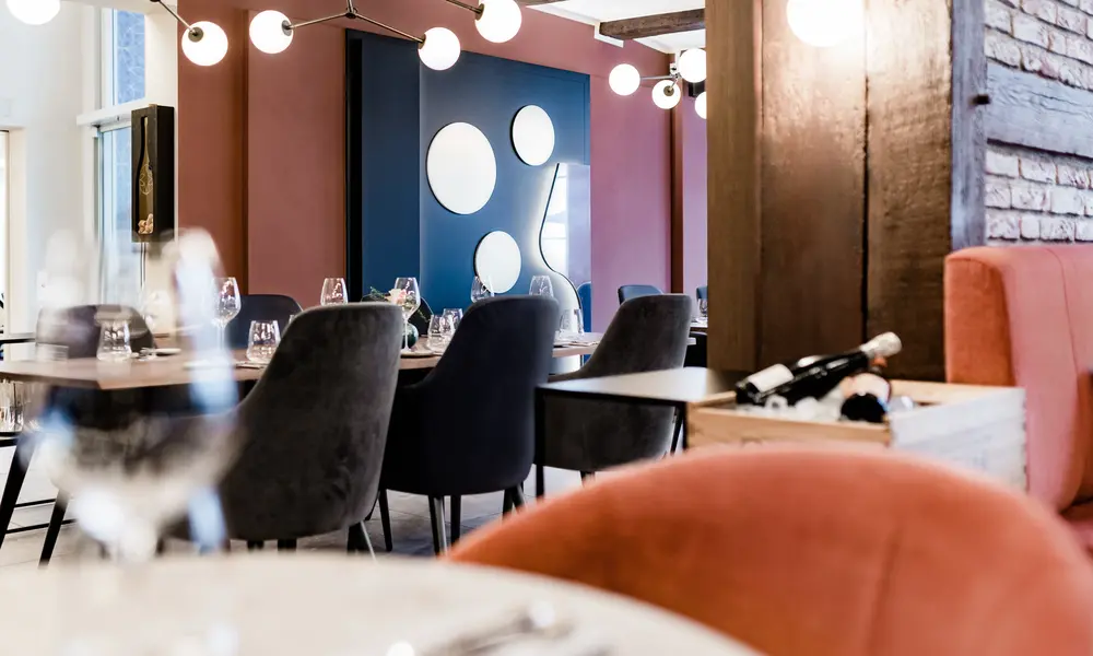 Stilvoll eingerichtetes Restaurant mit modernen Möbeln, gedeckten Tischen und gemütlicher Atmosphäre im „Hotel Stadt Kassel“.