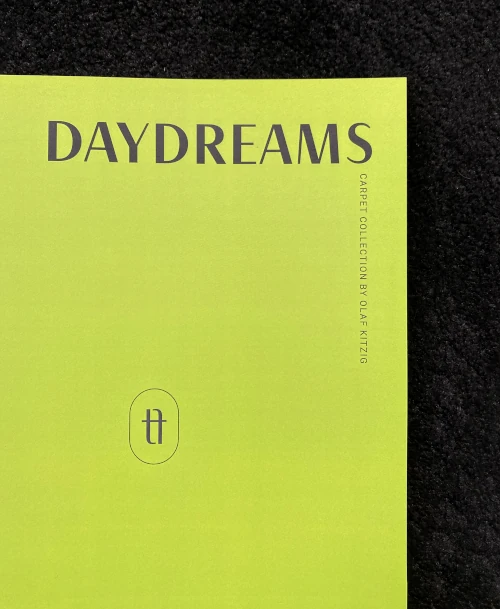 Grünes Cover der Teppichkollektion „Daydreams“ von Olaf Kitzig auf schwarzem Untergrund.