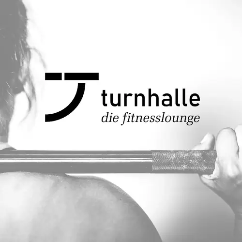 Schwarz-weißes Bild einer Person von hinten, die eine Langhantel auf den Schultern hält, mit dem Logo und Schriftzug "turnhalle die fitnesslounge" auf der rechten Seite.