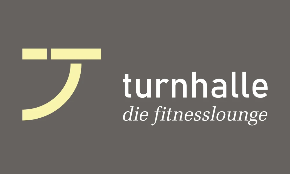 Logo von „Turnhalle – Die Fitnesslounge“ mit modernem, stilisiertem Design in Schwarz auf weißem Hintergrund.