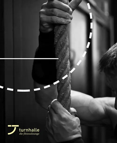 Schwarz-weiß-Fotografie eines Sportlers beim Seilklettern mit „Turnhalle – Die Fitnesslounge“ Logo und grafischen Designelementen.