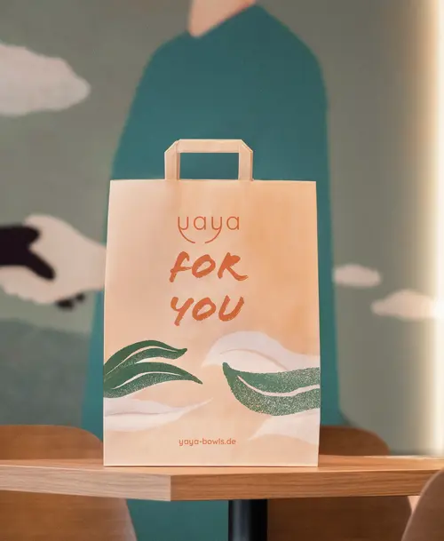 CI des Gastro-Konzepts 'Yaya - World of Bowls' eine bedruckte Papiertüte