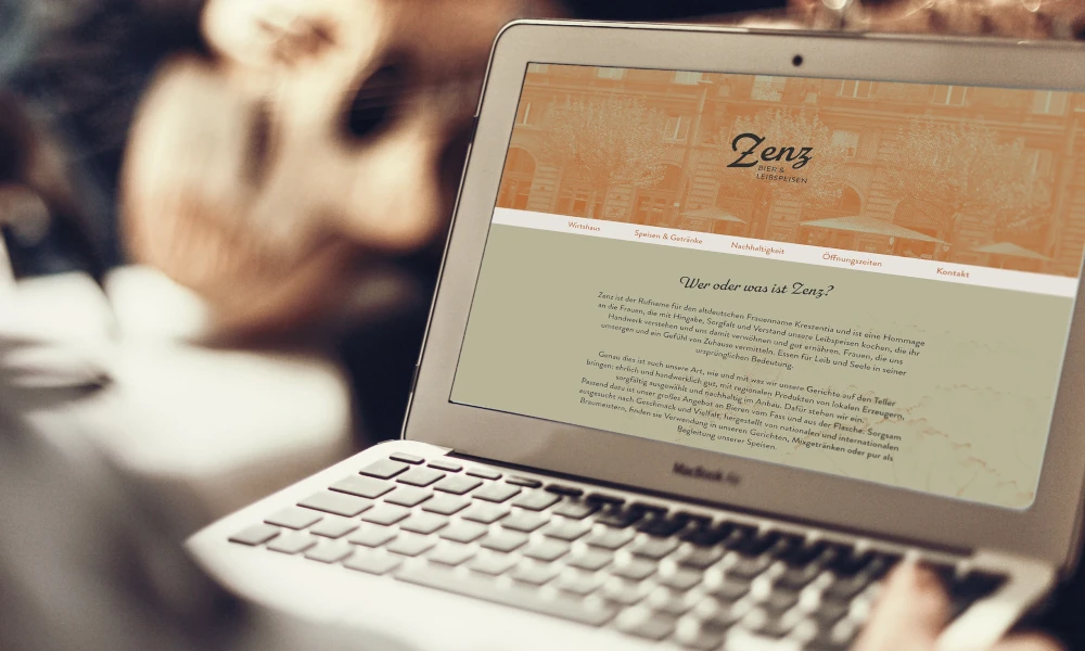Geöffnete Website des Zenz Wirtshauses auf einem Laptop – ansprechendes Webdesign mit warmen Farben und regionalem Fokus, ideal für authentische Online-Präsenz und Gästeinformation.        ChatGPT fragen